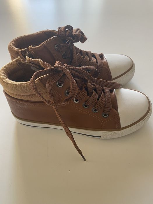 Botas tamanho 32, em bom estado.