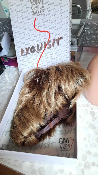 Peruka Gizela Mayer,włos kanekalon,leciutki odrost.