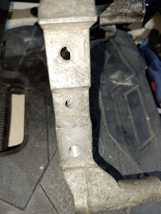 Кронштейн подушки двигателя правый VW Golf 05-14 Caddy 3 Touran 1