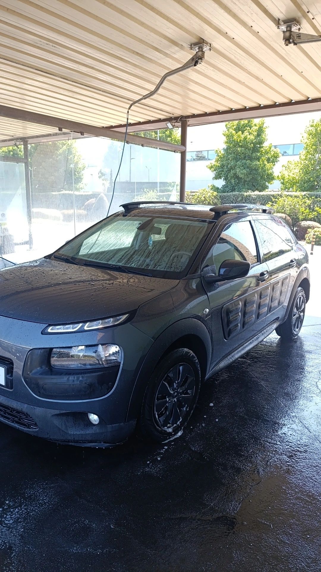 Carro bonito e pratico