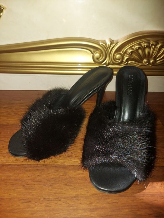 Кожаные шлепанцы на шпильке с натуральным мехом