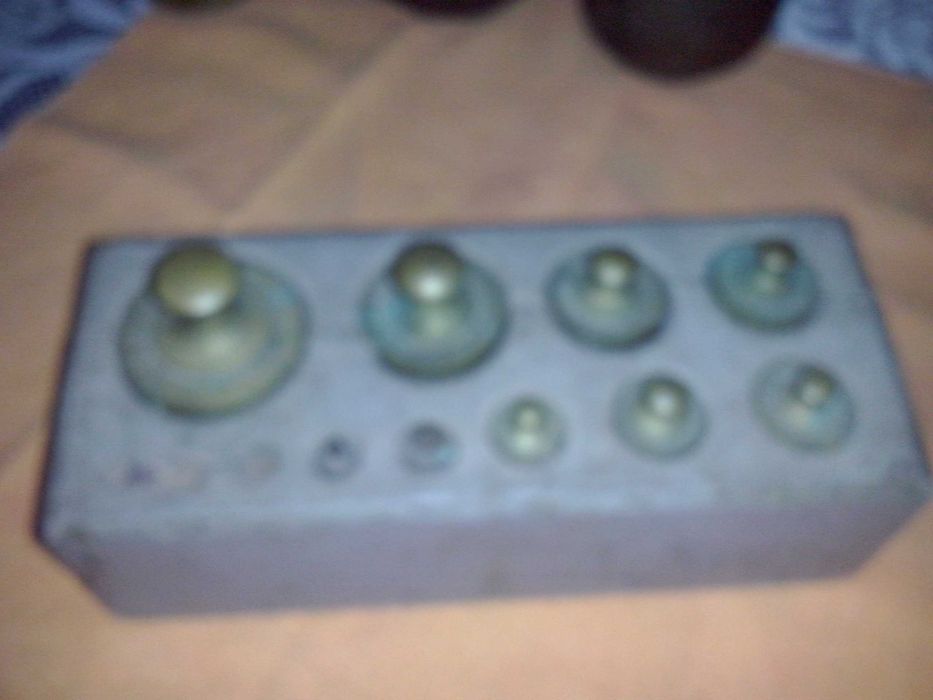 balança antiga com dois pratos em cobre mais base com 11 pesos