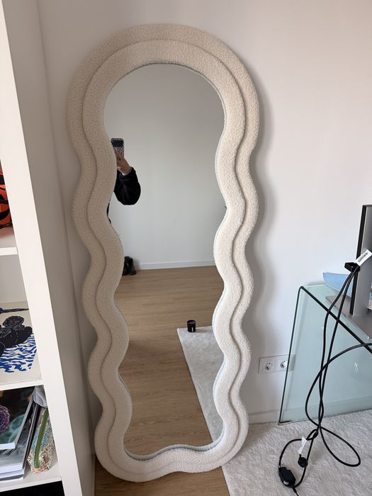 Espelho de parede branco ondulado
