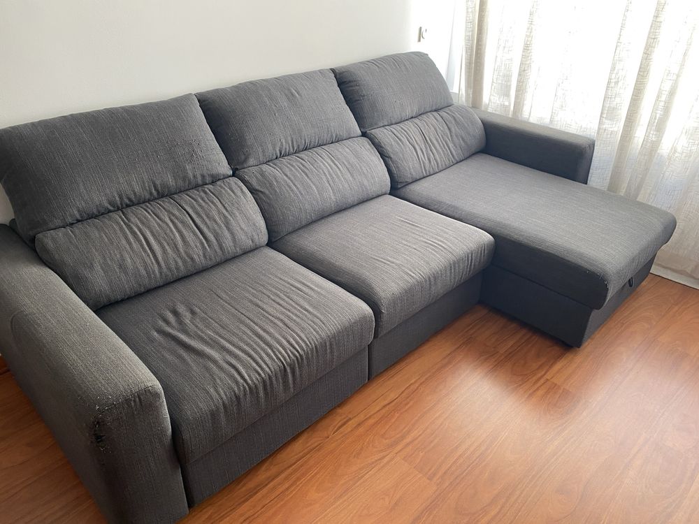 Sofá cama com chaise long cinzento com arrumo