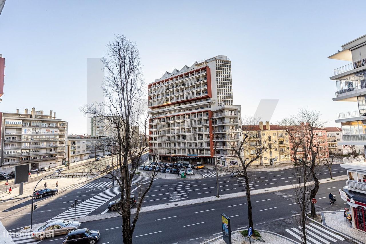 Apartamento T1 transformado em T2 na Av. Estados Unidos da América.