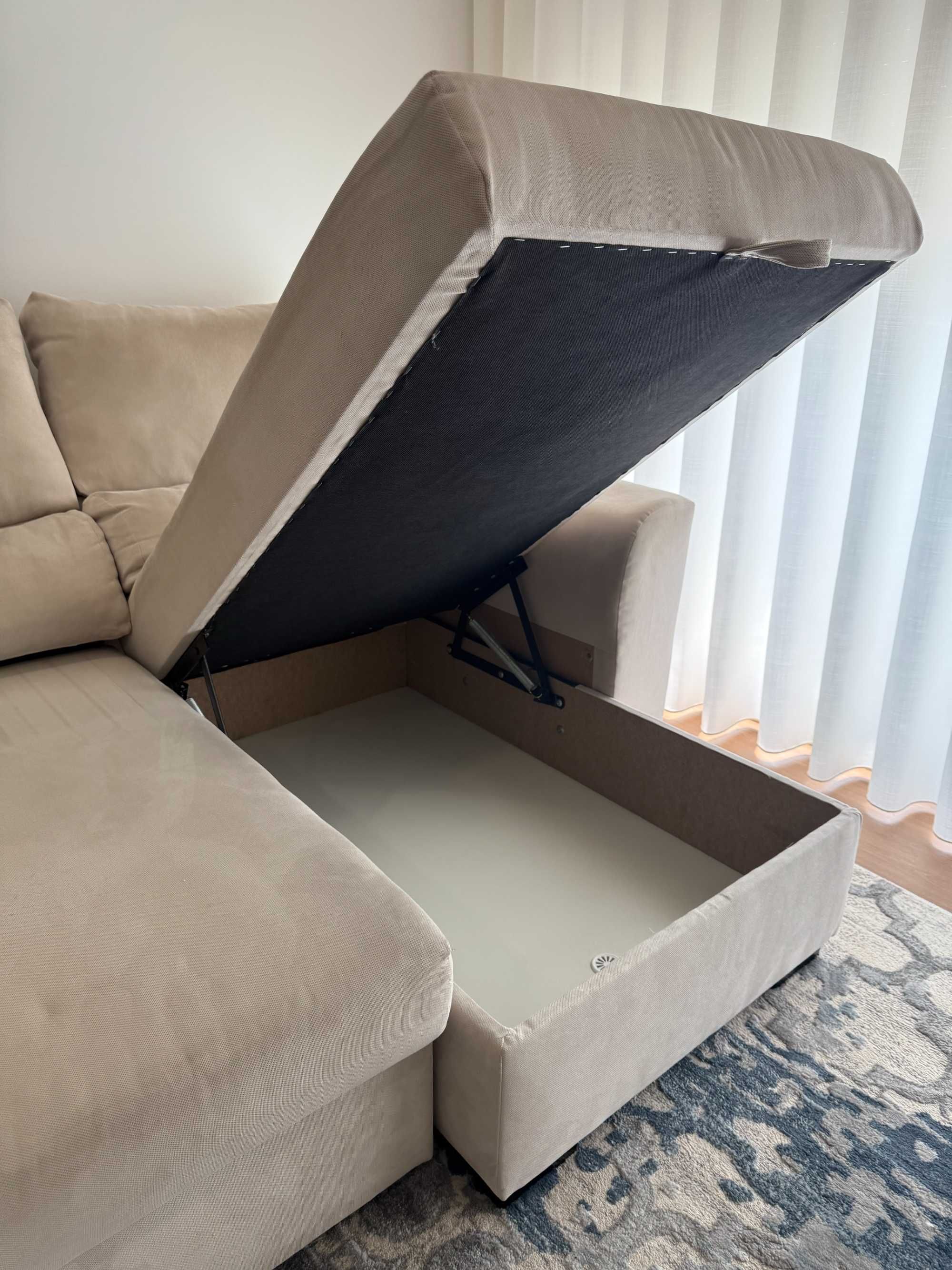 Sofá de três lugares com Chaise Longue