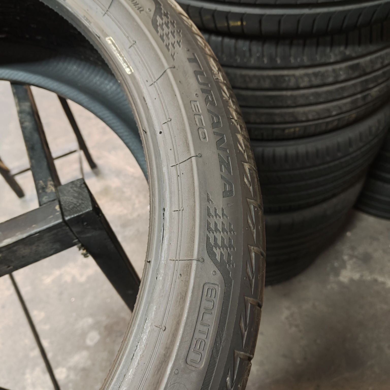 255/40/21 XL Sprzedam parę opon letnich Bridgestone
