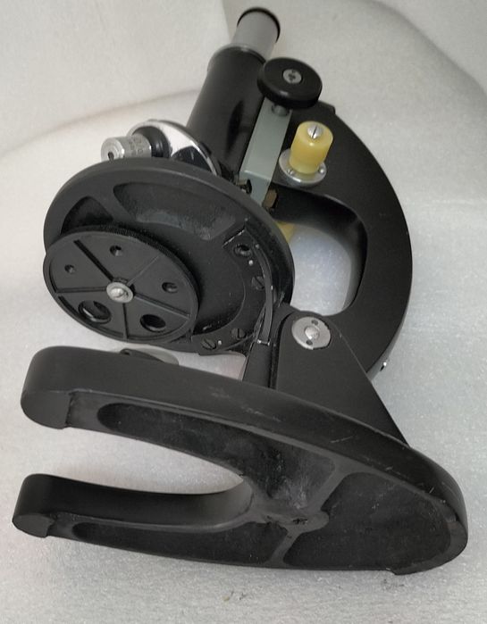 Microscópio Antigo de Laboratório Profissional