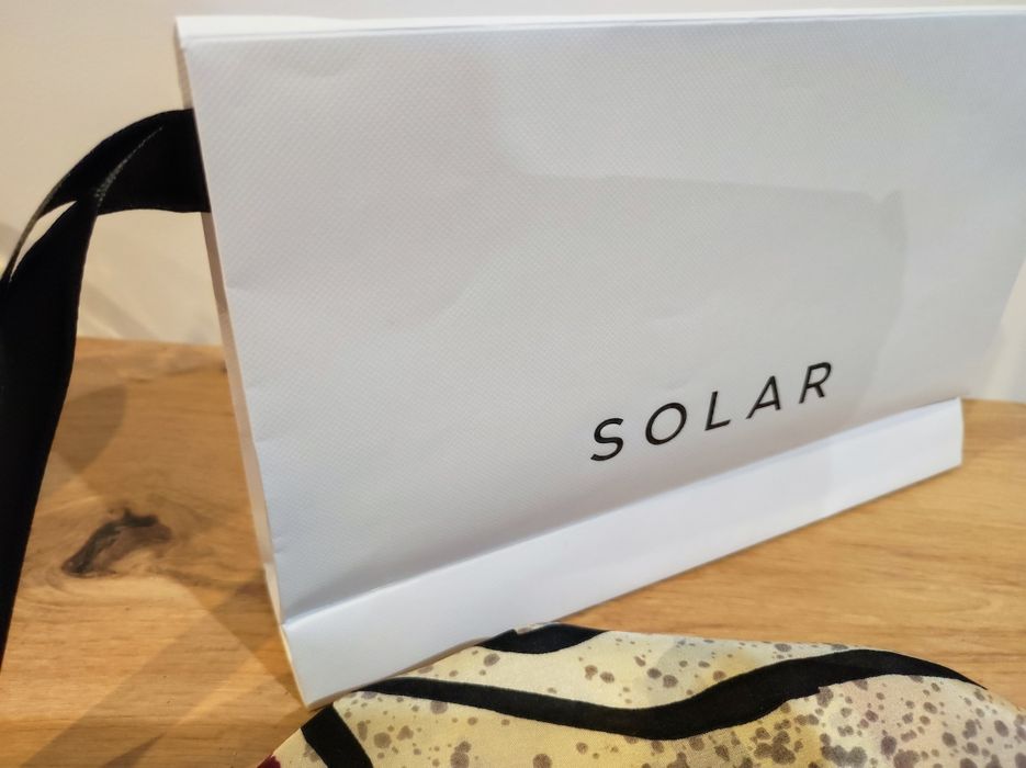 Apaszka jedwabna SOLAR w prezentowanym opakowaniu