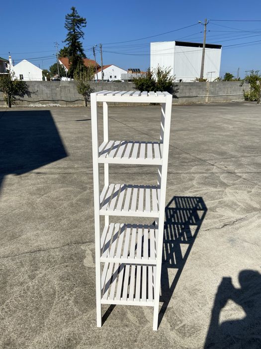 Estante Muskan em madeira (IKEA)