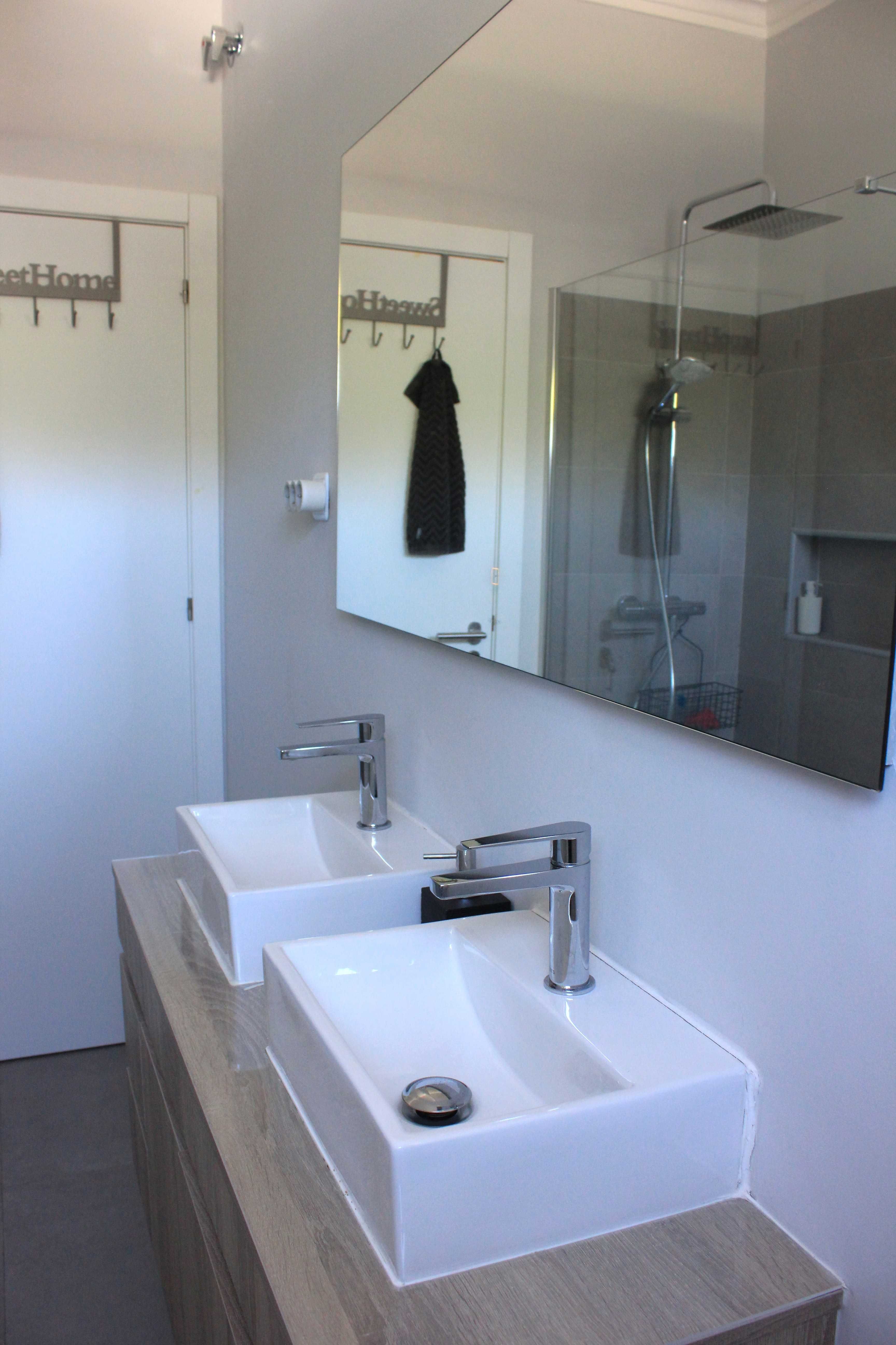 Quarto (solteiro com cama de casal) em apartamento remodelado
