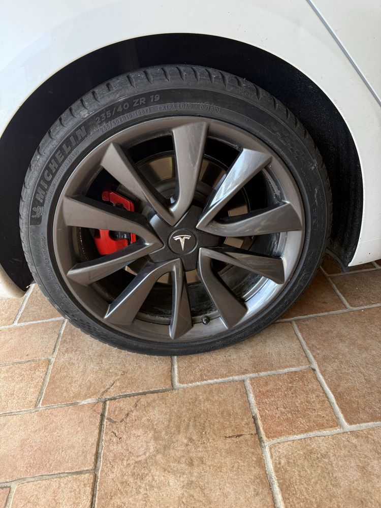 Vendo jantes com pneus para tesla