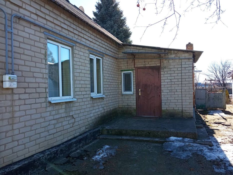 Продам добротный дом.Город Синельниково,восточная сторона.
