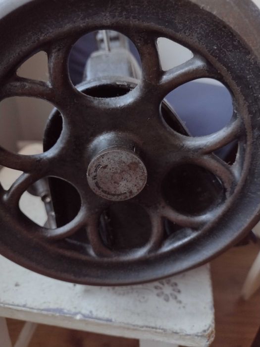 Stara maszyna do szycia do sprzedania.