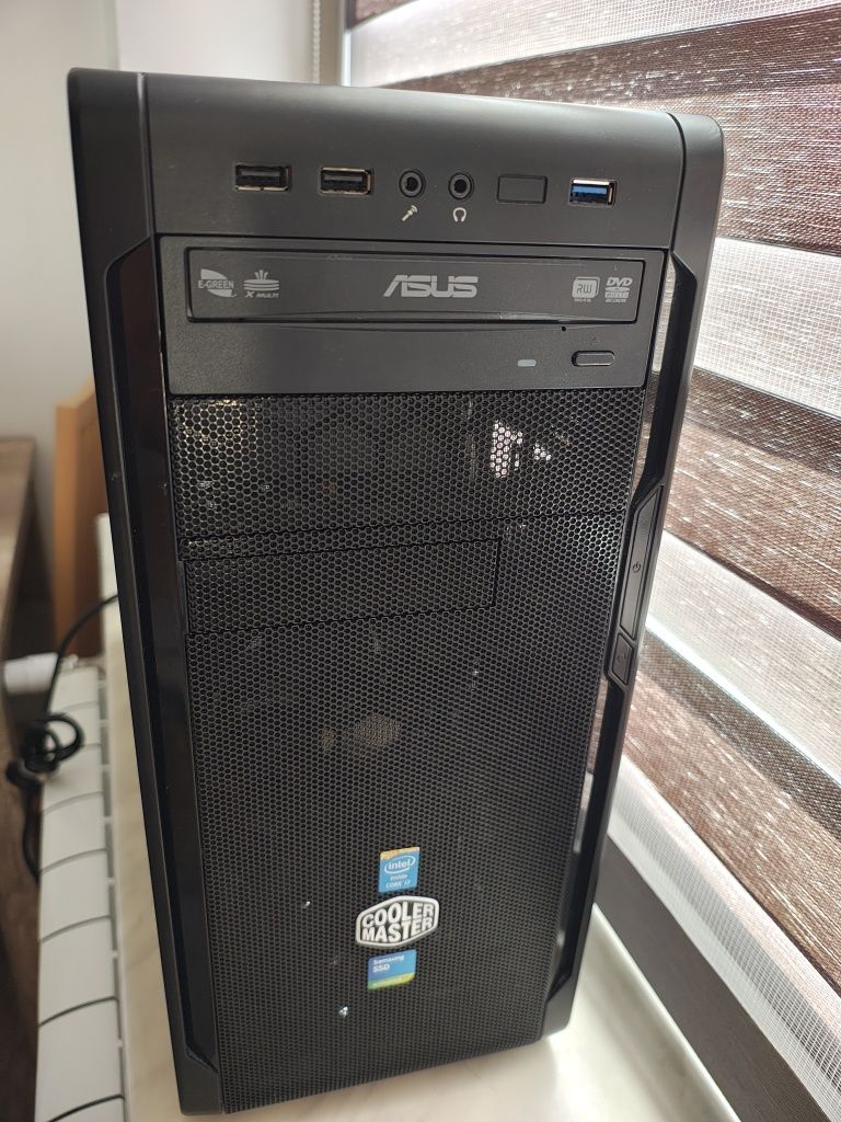 Komputer z monitorem
