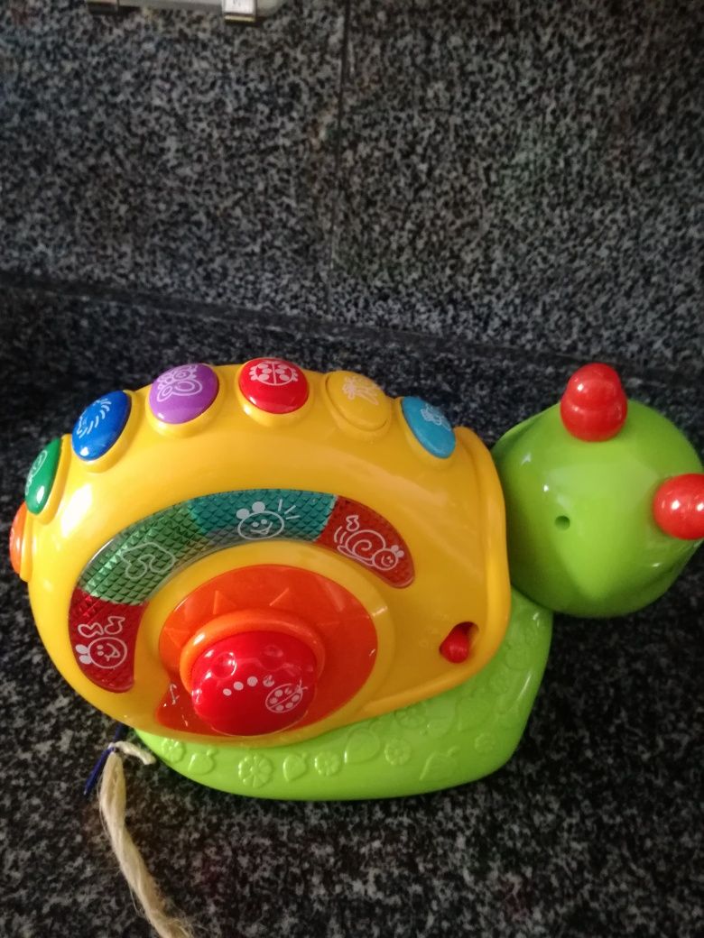 Brinquedo Chico (caracol musical com rodas)