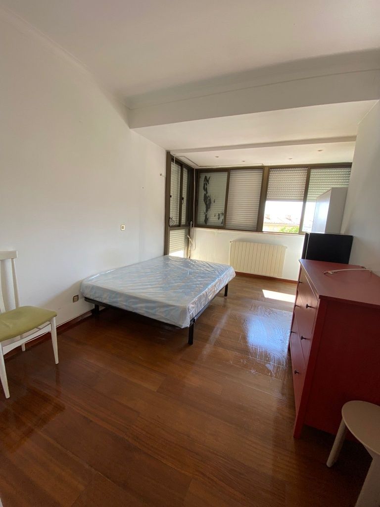 Quarto individual com cama de casal Olivais