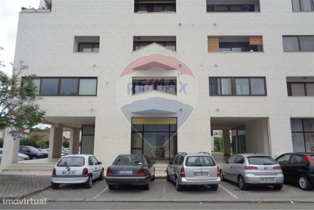 Loja com Garagem na Quinta da Nora