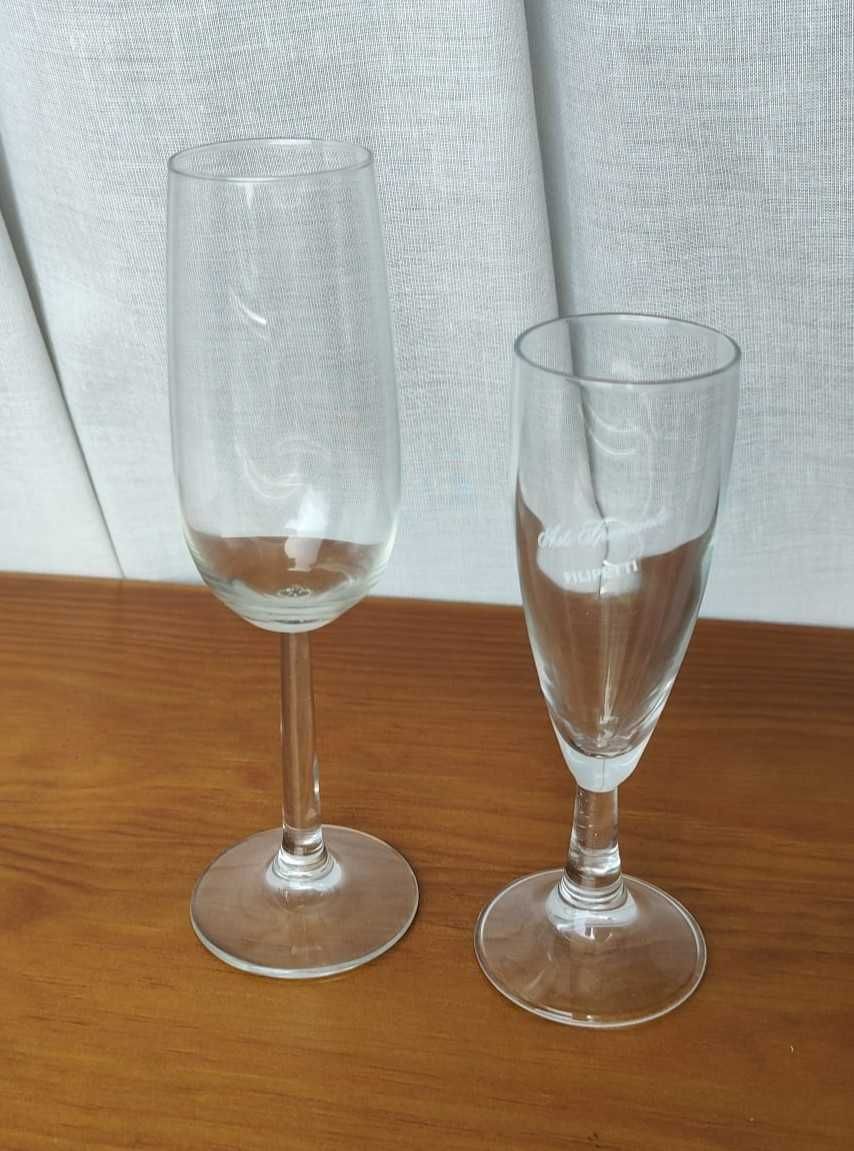 Vários copos de vinho, espumante e vinho do Porto