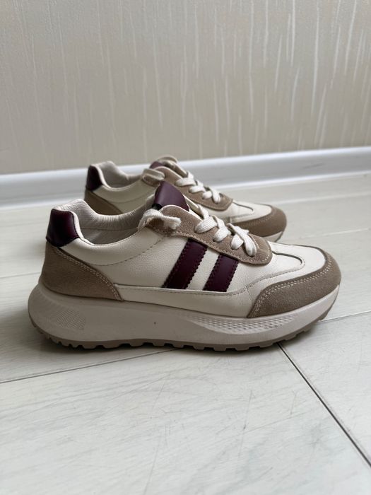 Кросівки жіночі 38 розмір