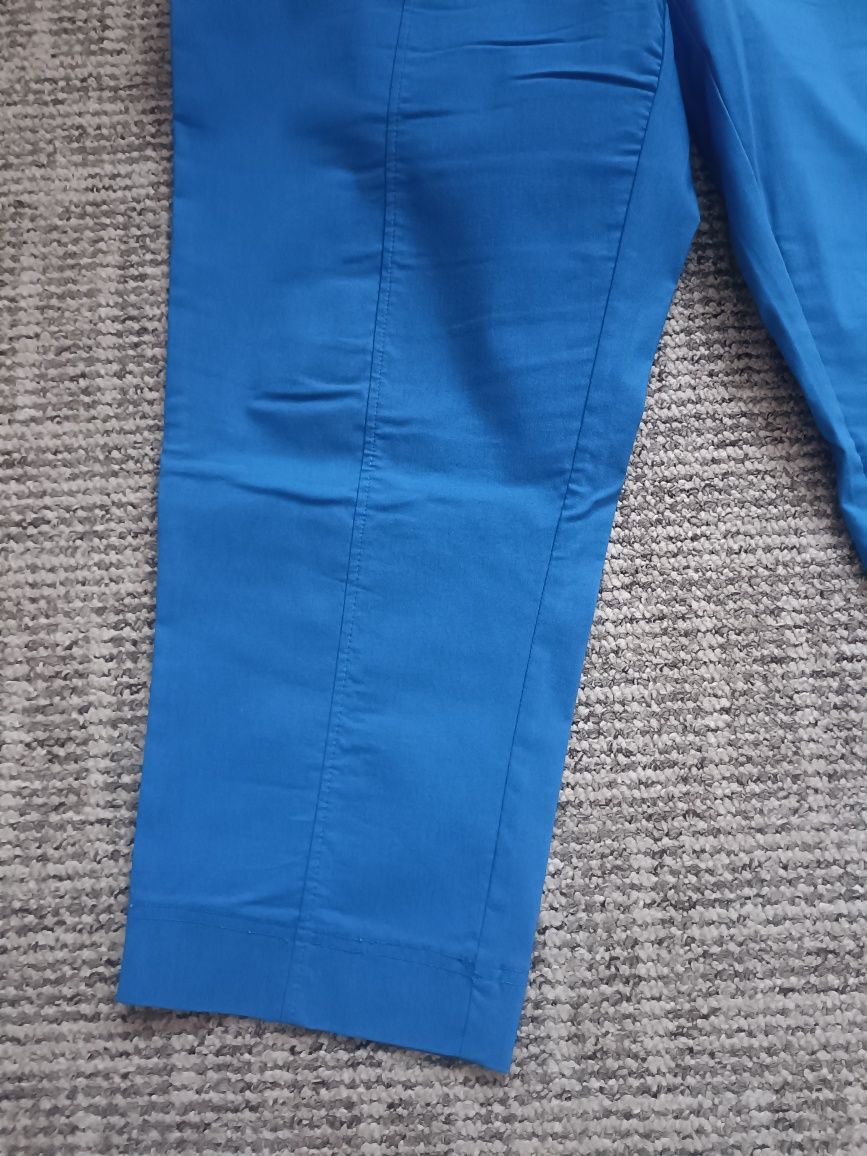 Kobaltowe spodnie przed kostkę plus size z wiscozy