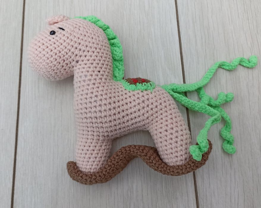 Дитяча іграшка в'язана гачком