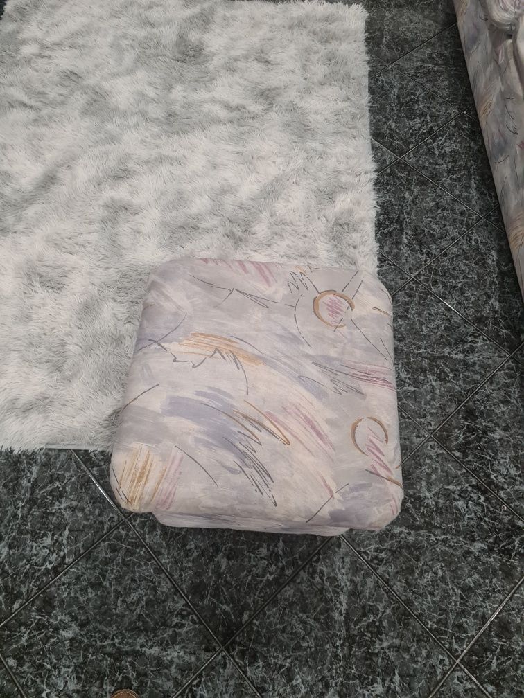 Sofá cama em tecido.