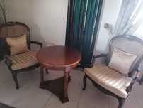 Cadeiras e mesa de apoio