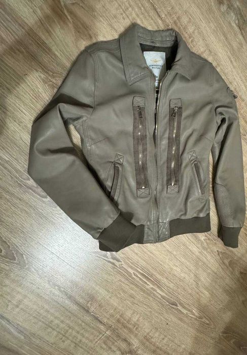 Шкіряна італійська жіноча куртка Aeronautica Militare розмір S