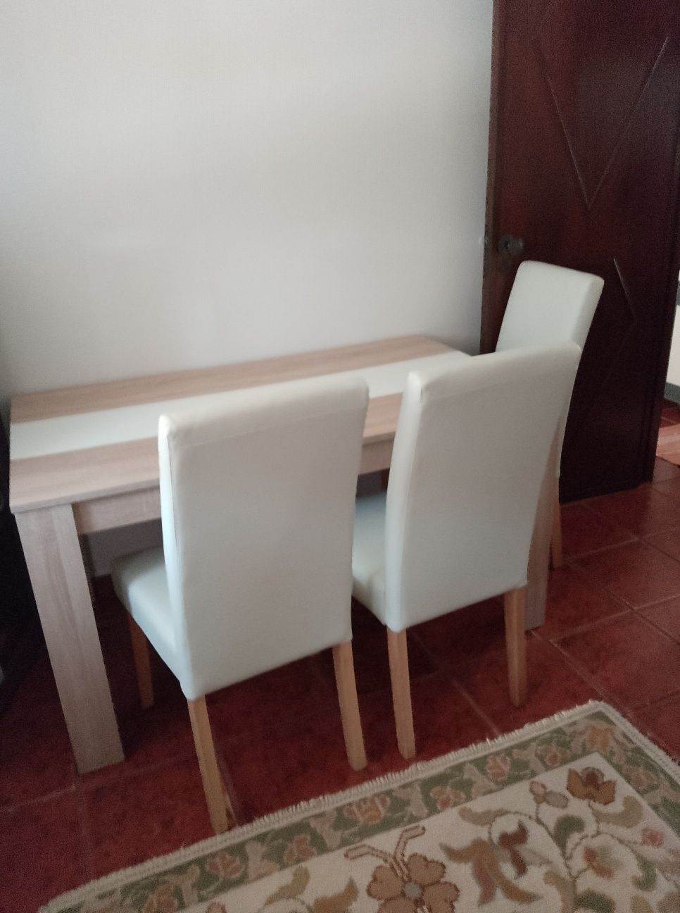 Mesa e quatro cadeiras