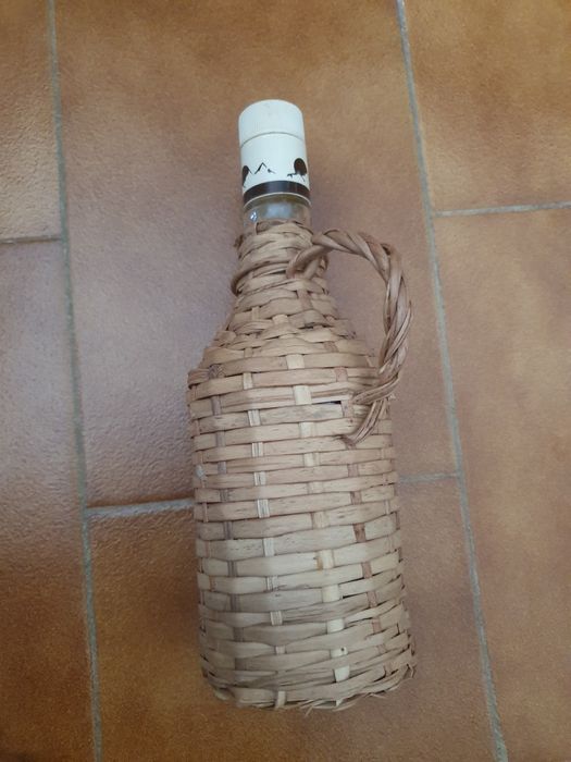 Garrafa com verga/vime