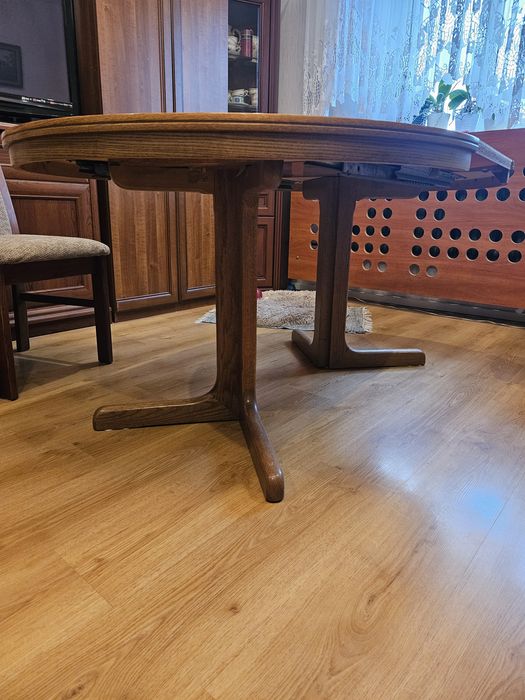 Okrągły rozkładany stół w dobrym stanie