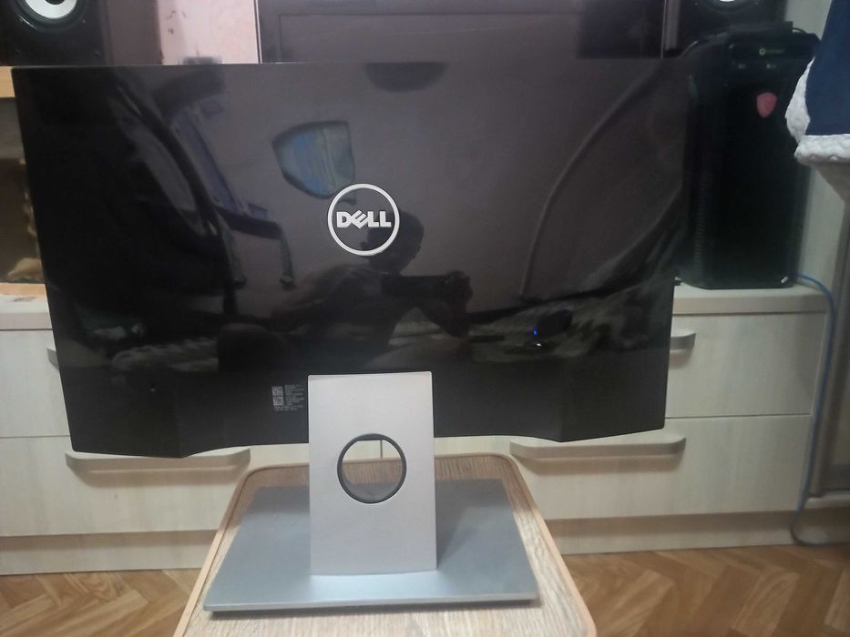 Продам монітор Dell в хорошому стані 23 дюйми  із вбудованими динаміка