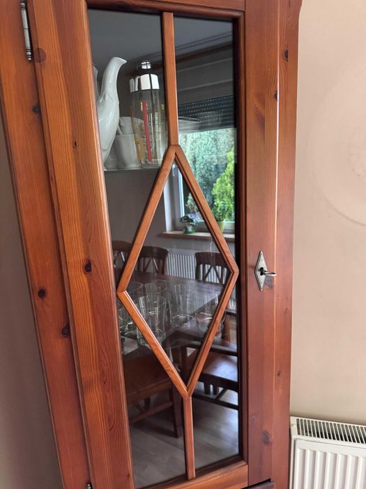 Zestaw drewnianych mebli rozkładany stół, krzesła, komoda, witryna