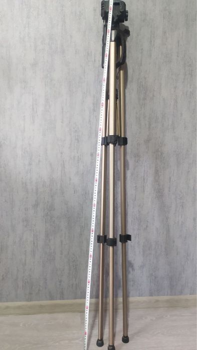 Штатив тринога для фотоаппарату максимальна висота 140 см