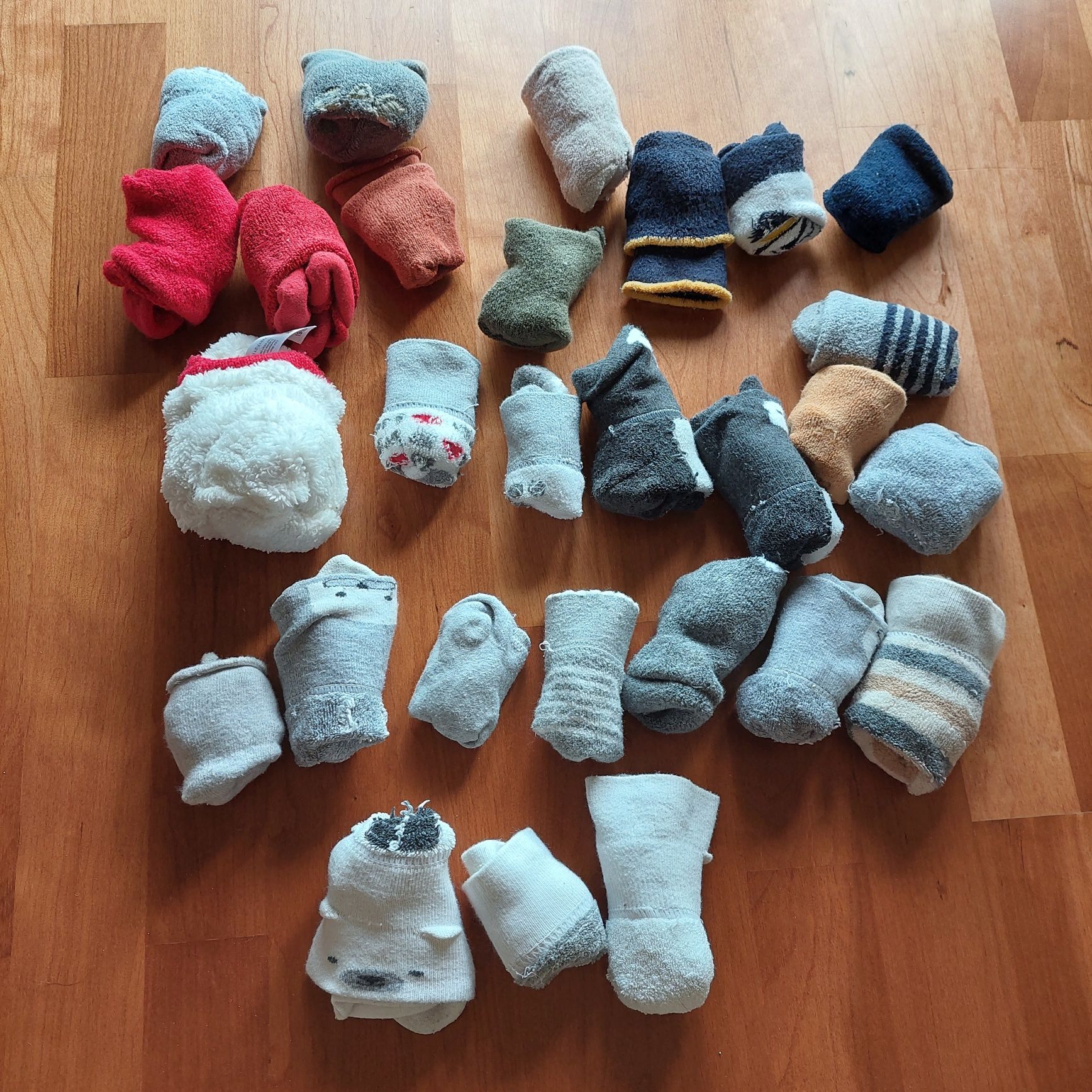 28 pares de meias para bebé de vários tamanhos