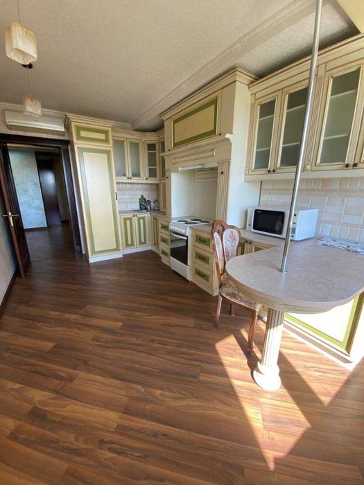 Продам двоповерхову квартиру з видом на р. Дніпро в центрі