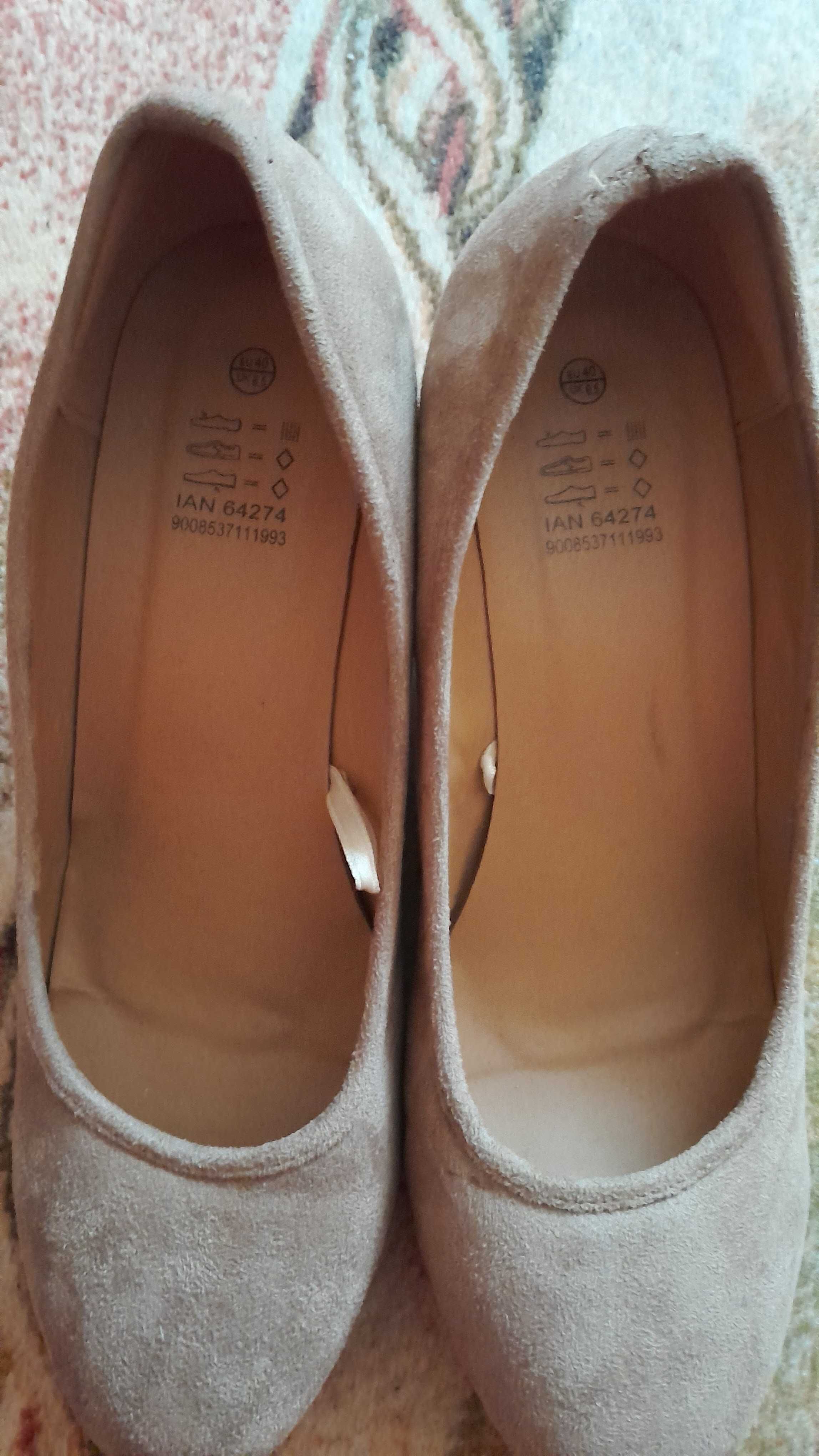 Beżowe buty na koturnie r.40