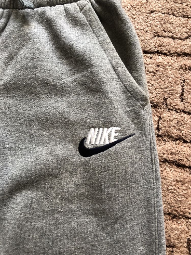 Штани Nike в гарному стані