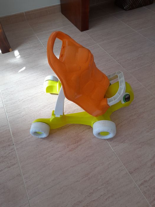 Tartaruga que funciona como andador tem duas posições