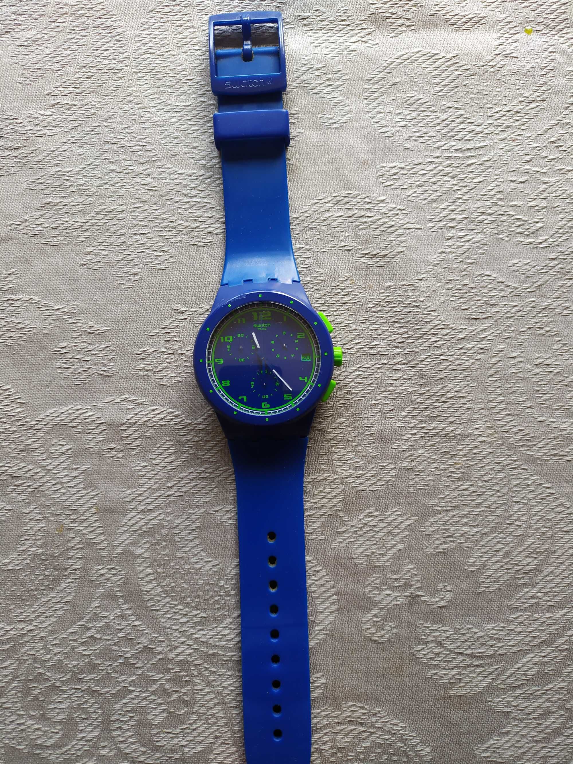 Swatch Azul e verde, com um risco quase imperceptível