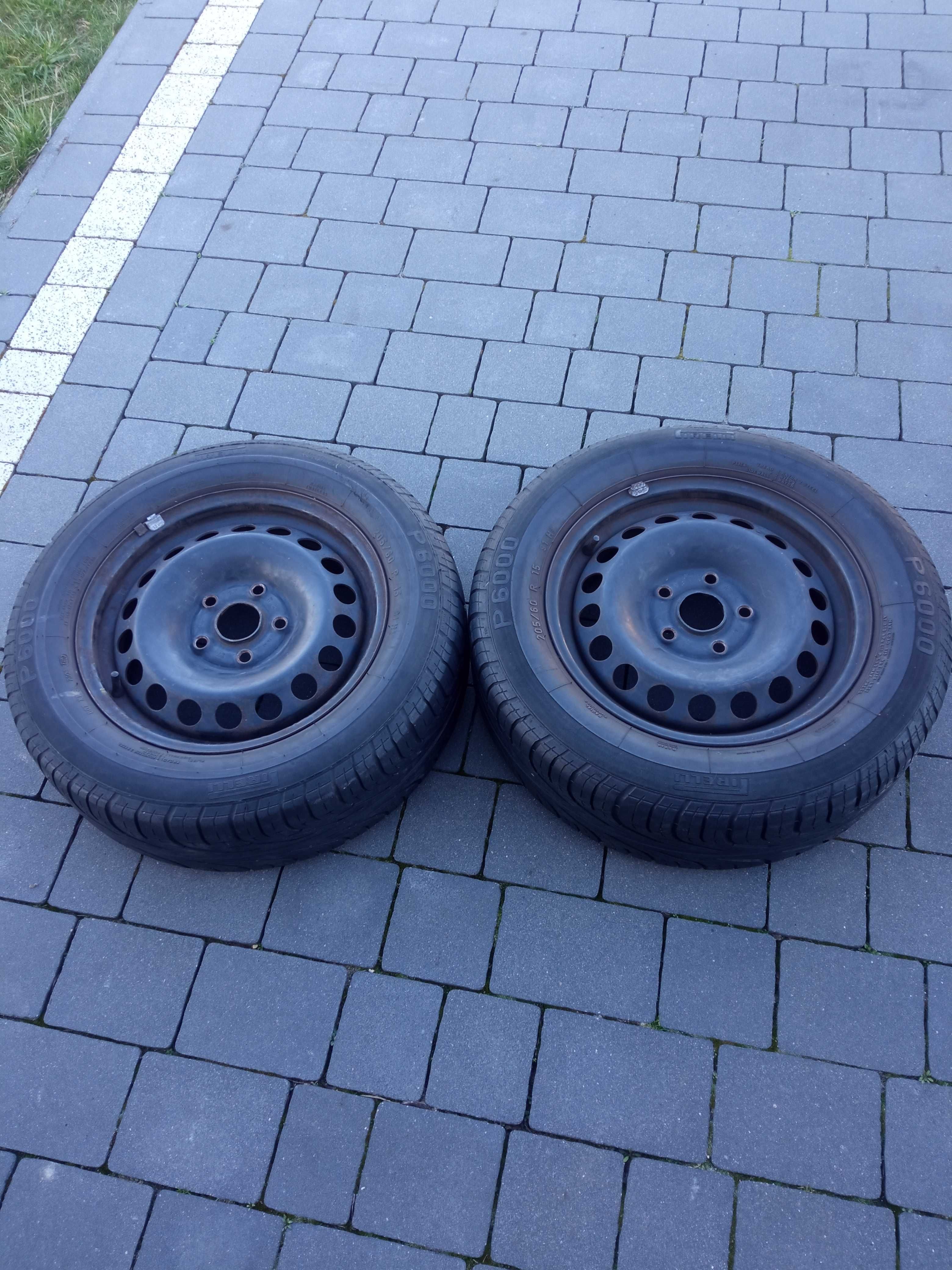 Felgi stalowe 15'' z oponami Pirelli