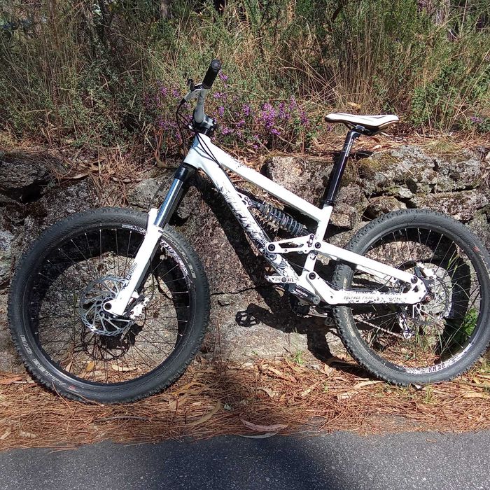 Bicicleta de Alto Desempenho – Ideal para Trilhos