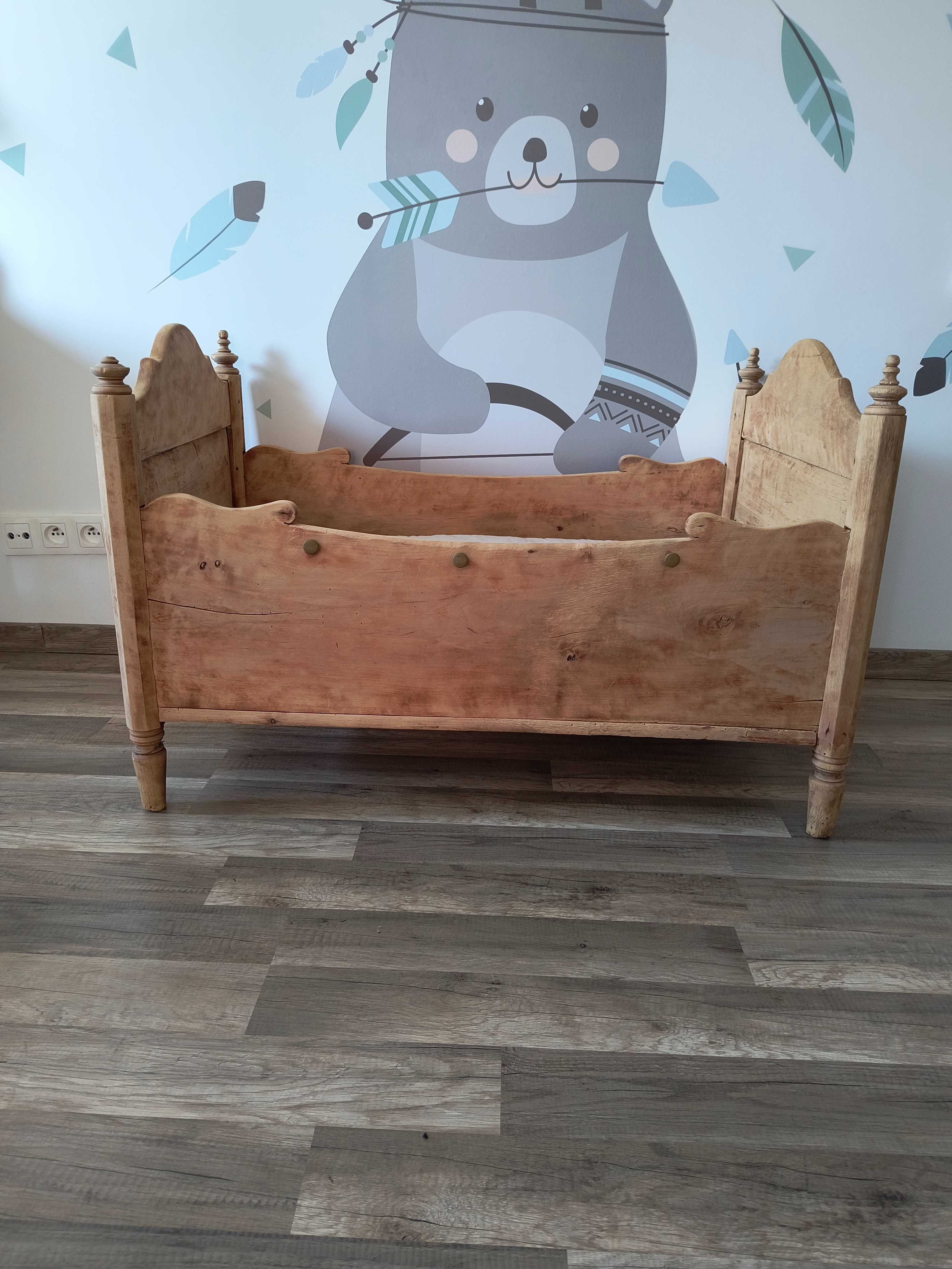 Zabytkowe łóżeczko niemowlęce