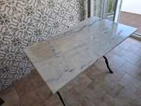 Mesa de ferro com tampo de pedra