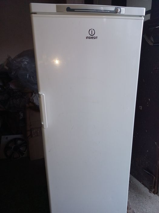 Продам морозильну камеру індизіт на шість шухляд у робочому стані