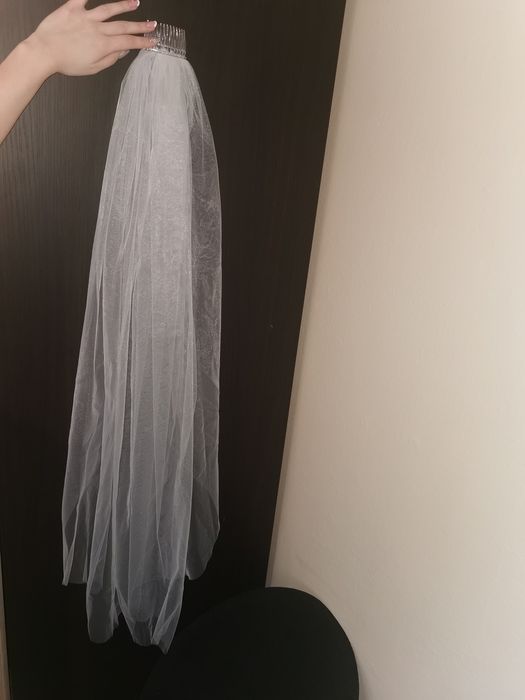 Biały welon z tiulu na grzebieniu