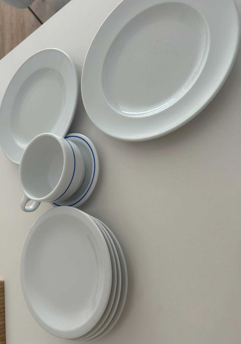 Conjunto de pratos e uma chávena