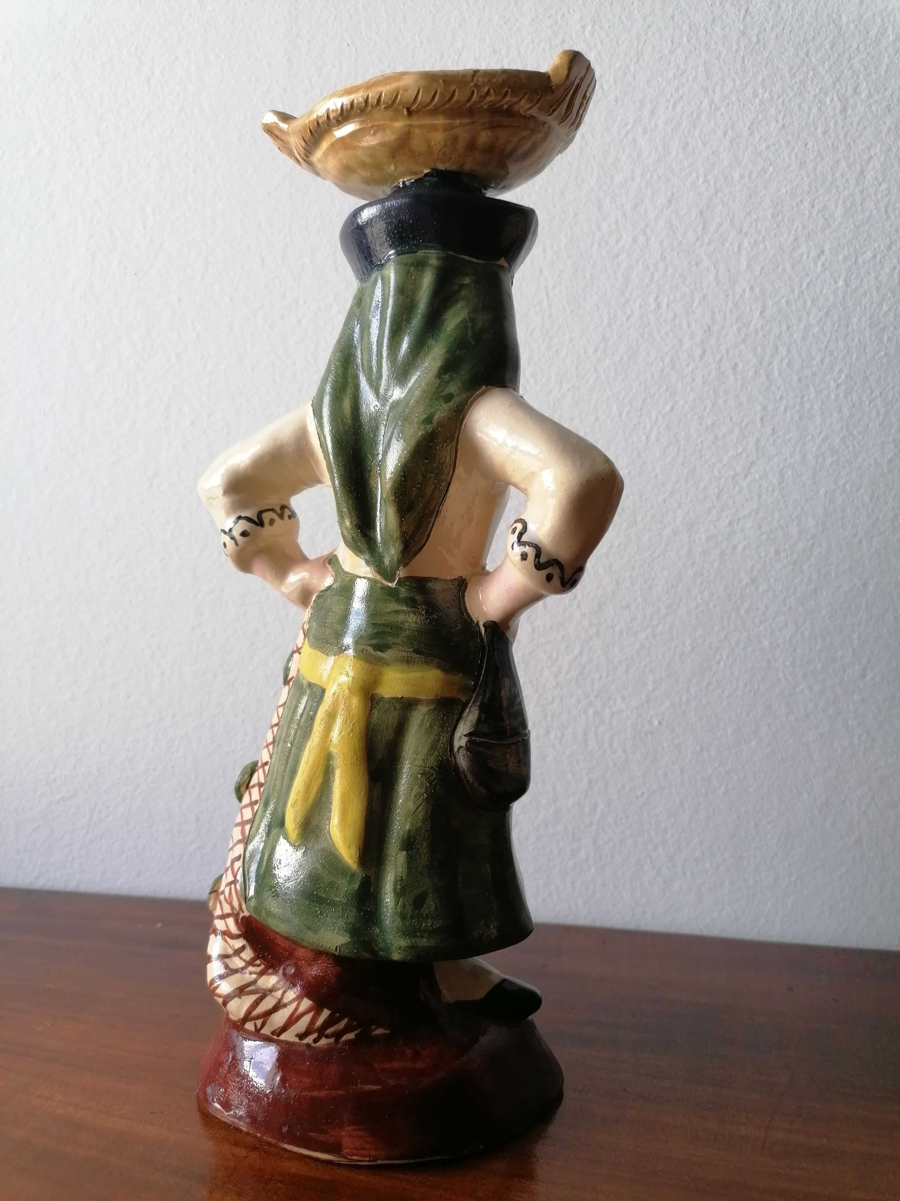Figura cerâmica com traje regional de varina, datada de 1994.