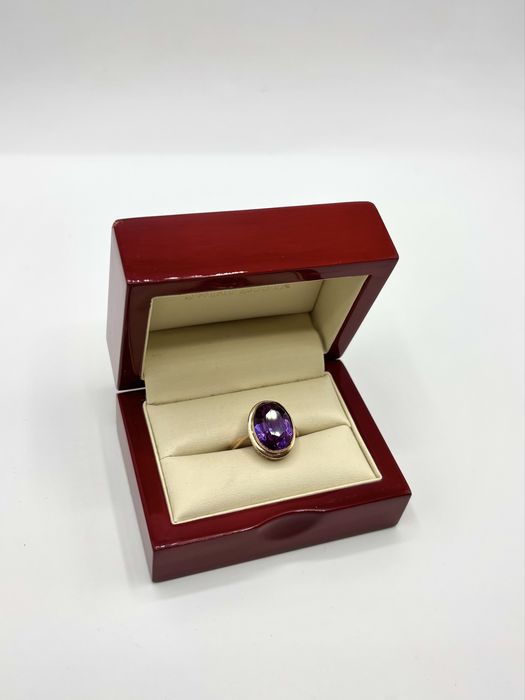 Pierścionek Złoty z fioletowym oczkiem